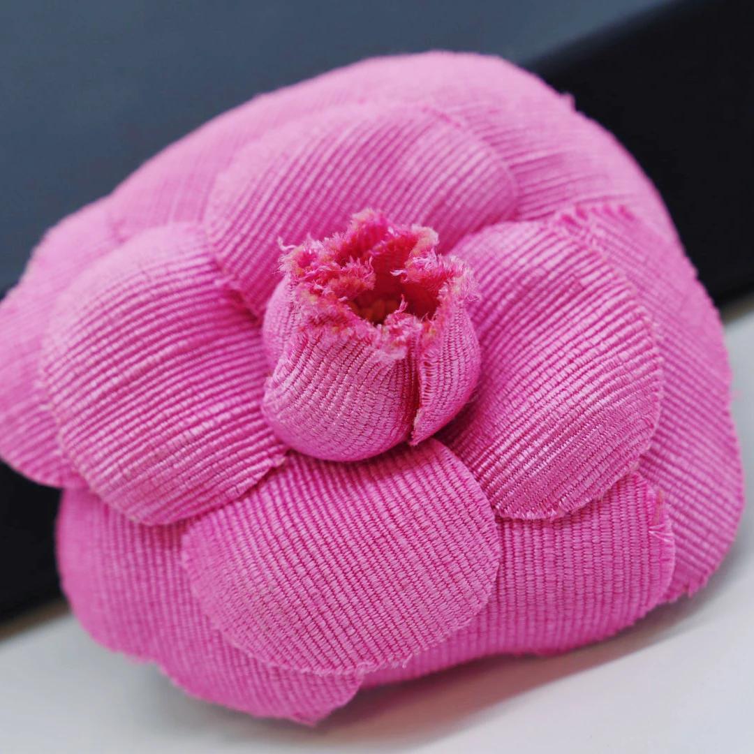 Chanel粉色山茶花胸针