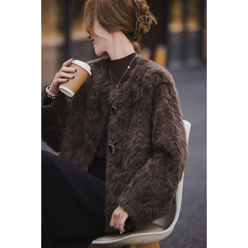 人造皮草 小谷粒布朗尼皮草仿皮毛一体 细腻亲肤 牛角扣 复古质感