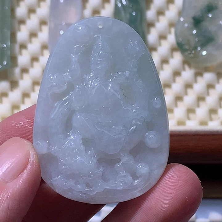 翡翠未镶嵌颈饰观音
