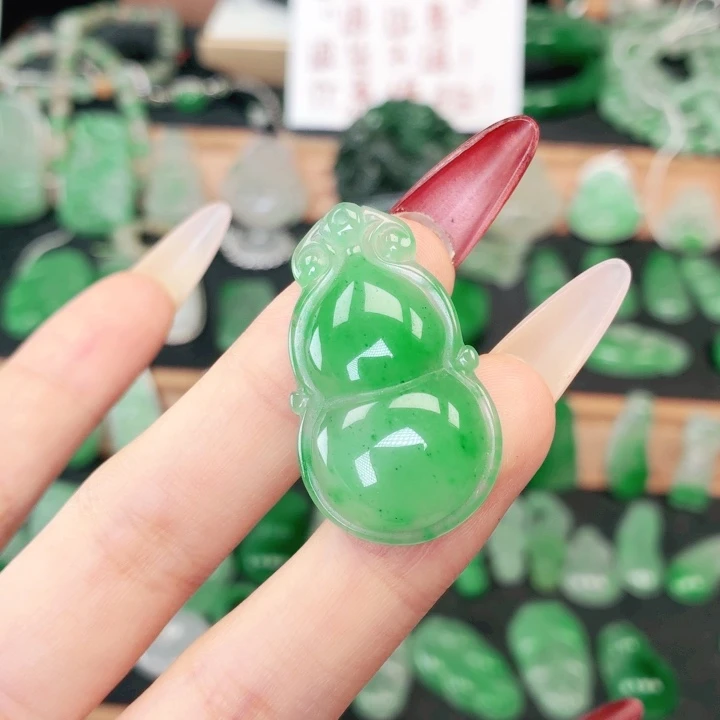 石英质玉（非洲翠）未镶嵌颈饰