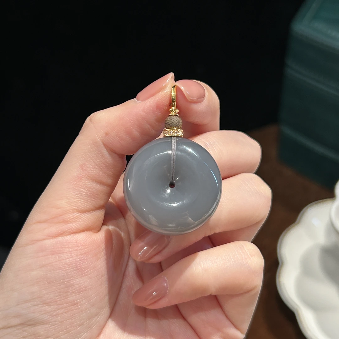 18K金 烟紫和田玉平安扣吊坠 J246802