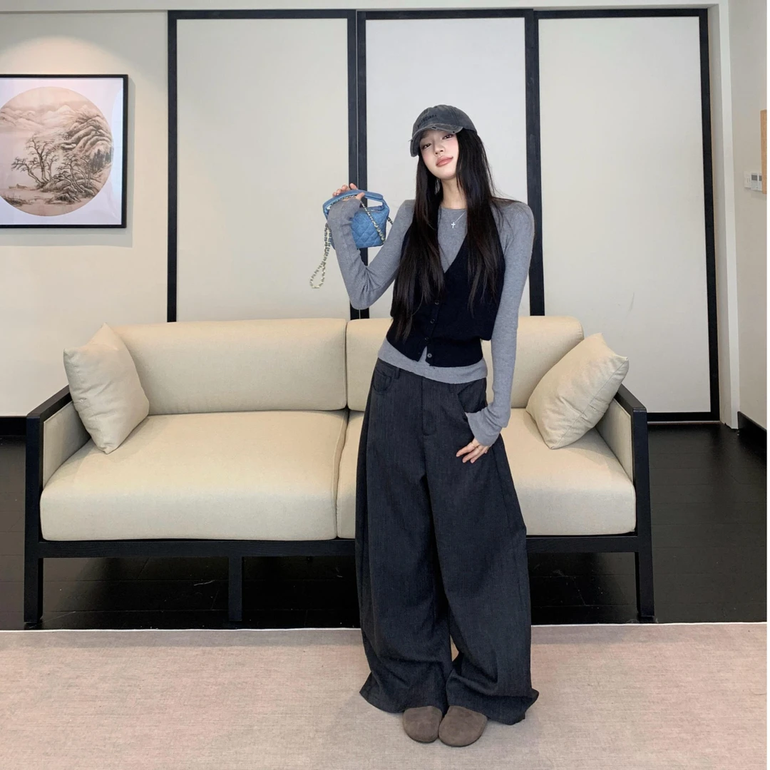 时尚套装灰色长袖针织衫叠穿马甲背心女秋季垂感拖地休闲裤三件套