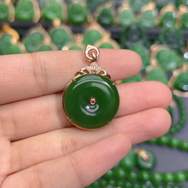 颈饰18K金镶嵌和田玉（碧玉）