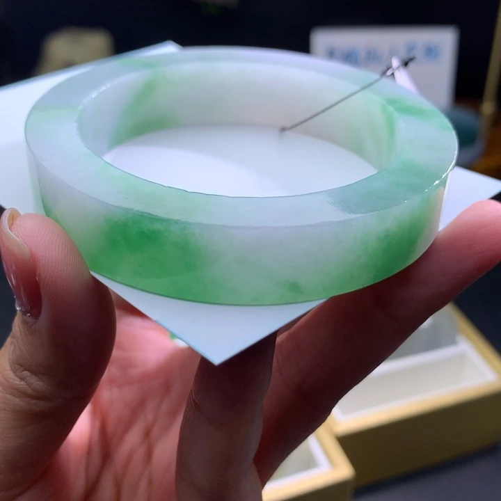 定制翡翠未镶嵌翡翠手镯