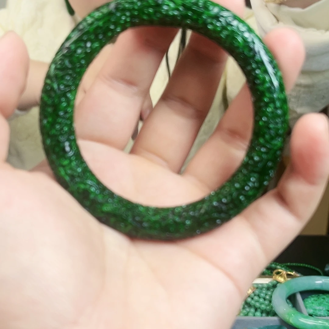 翡翠颈饰未镶嵌手镯