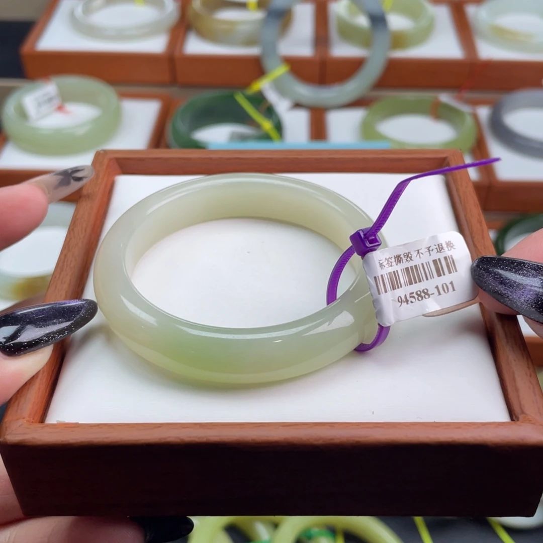【闪购商品】未镶嵌手镯和田玉51.1