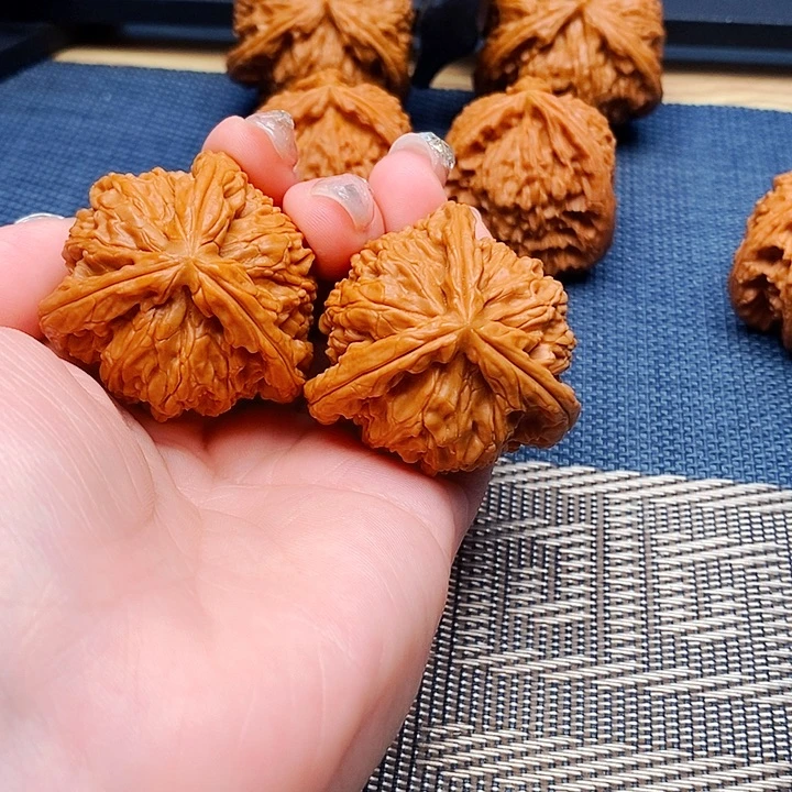 刘****文玩核桃吊坠三棱