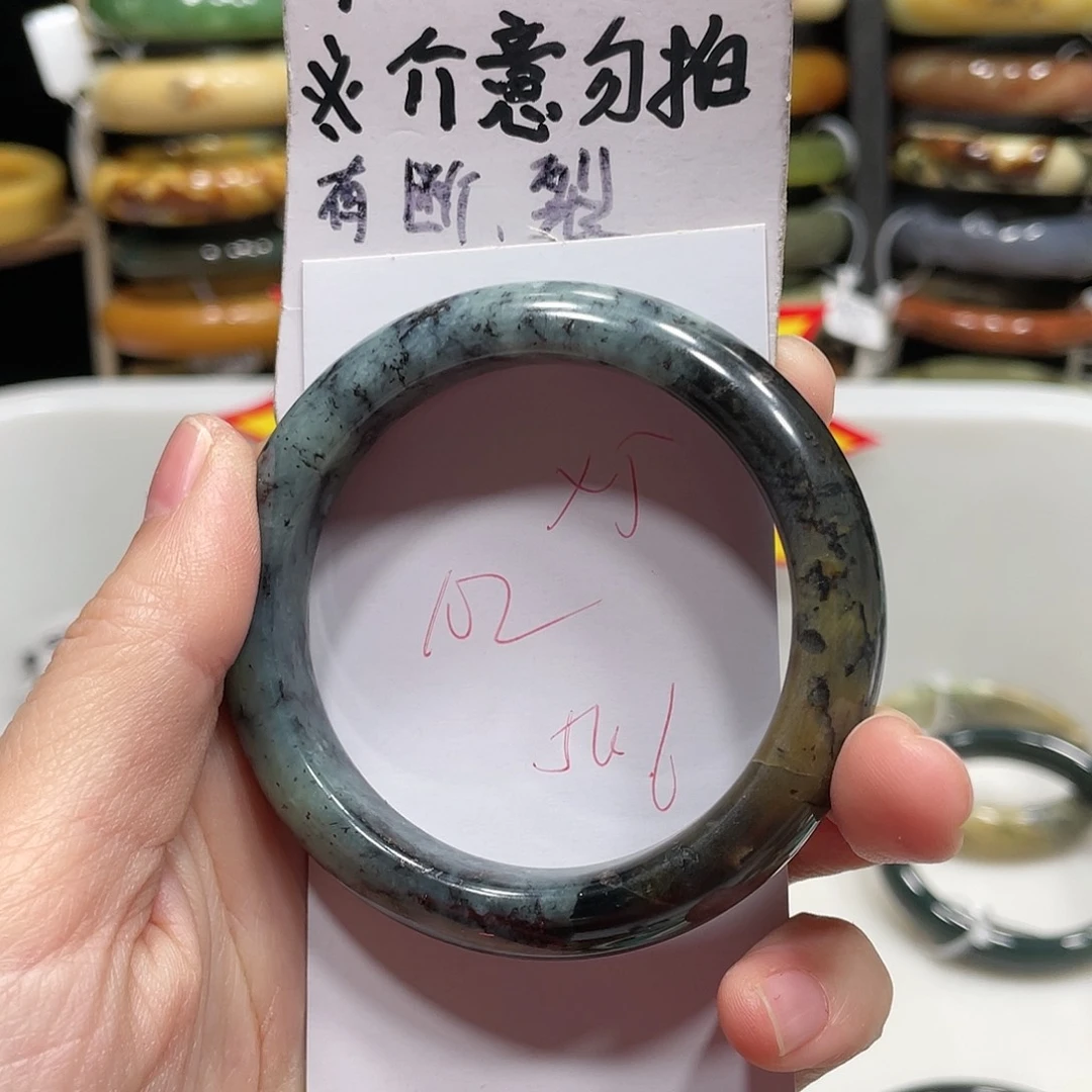 蛇纹石玉手镯未镶嵌