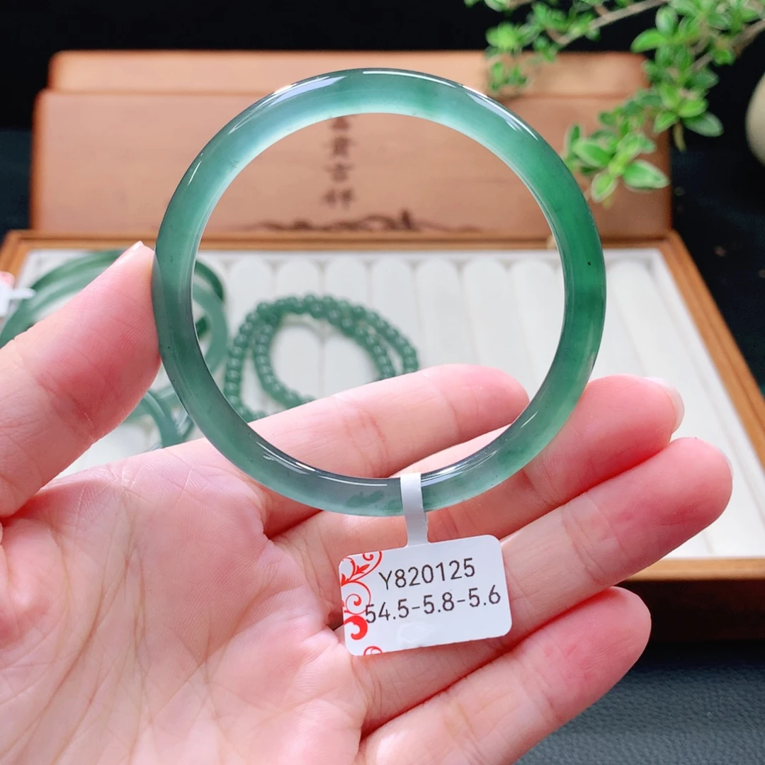 未镶嵌手镯（圆镯）翡翠