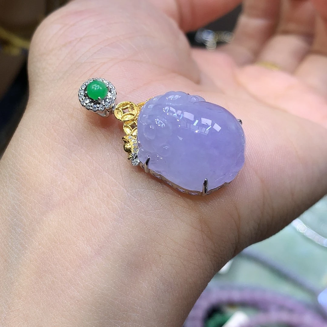 18K金镶嵌挂件翡翠貔貅