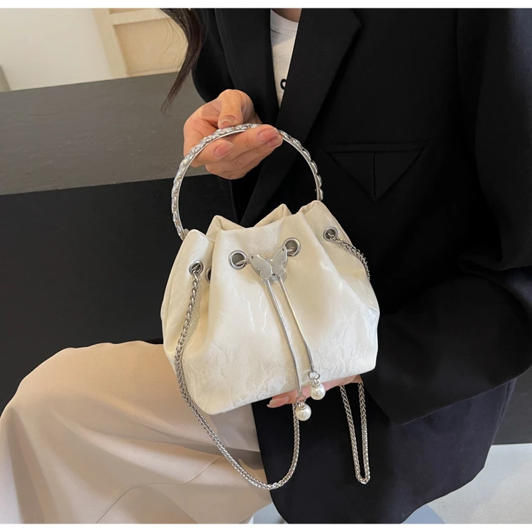 今年流行爆款包包女夏天2025新款小众链条斜挎小包手提褶皱水桶包