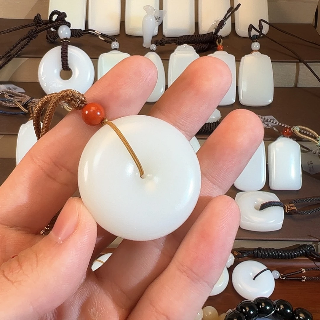 小***)和田玉（糖玉）未镶嵌颈饰