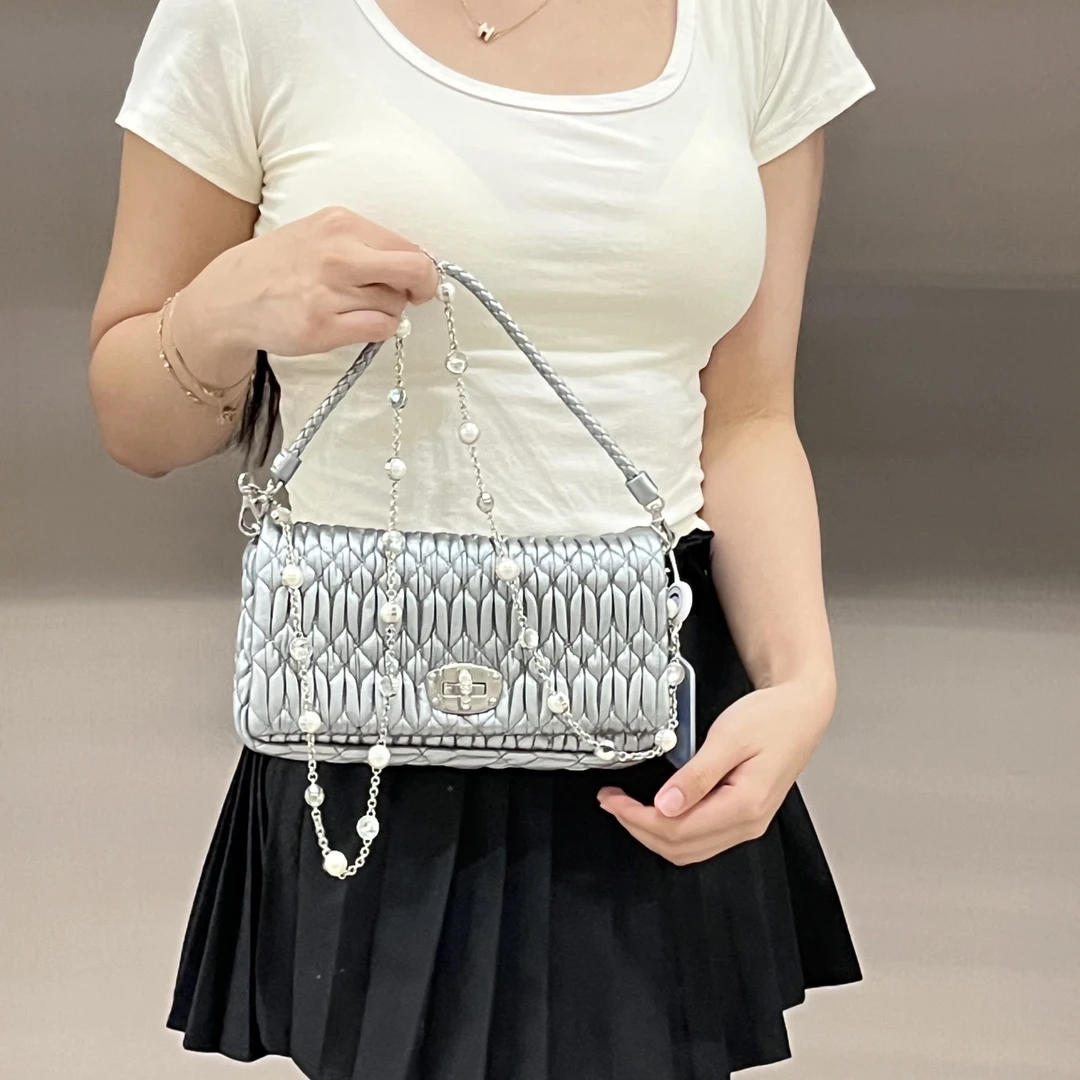 95新 MIU MIU/缪缪 miumiu银色褶皱宝石链条手提包