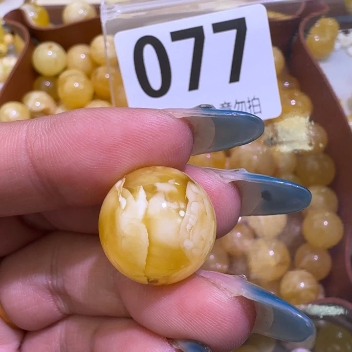 裸石琥珀未镶嵌17瑕疵