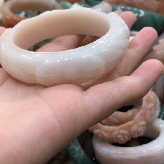 石英质玉手镯未镶嵌酸**了