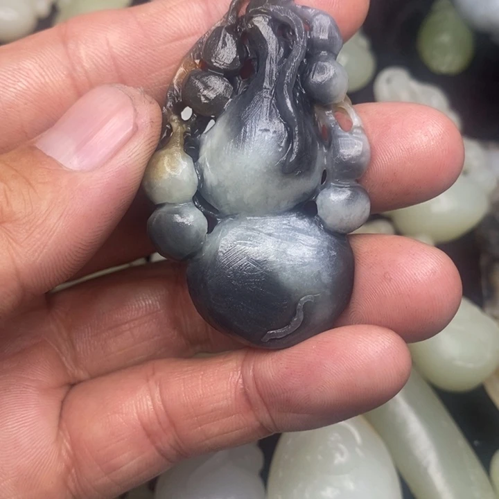 和田玉未镶嵌吊坠(赠链)