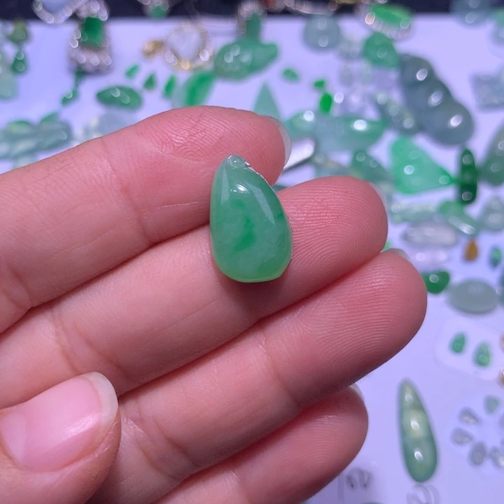 翡翠未镶嵌颈饰瓜