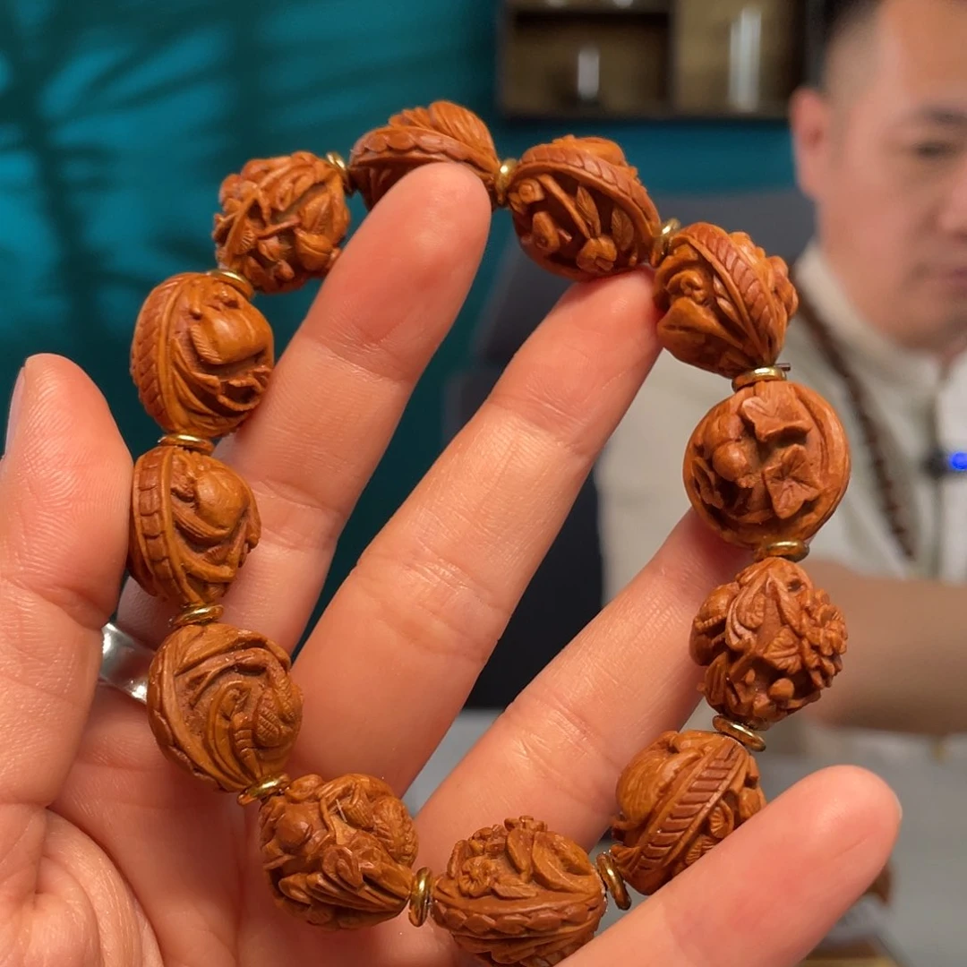 龙纹桃核十二生肖作品