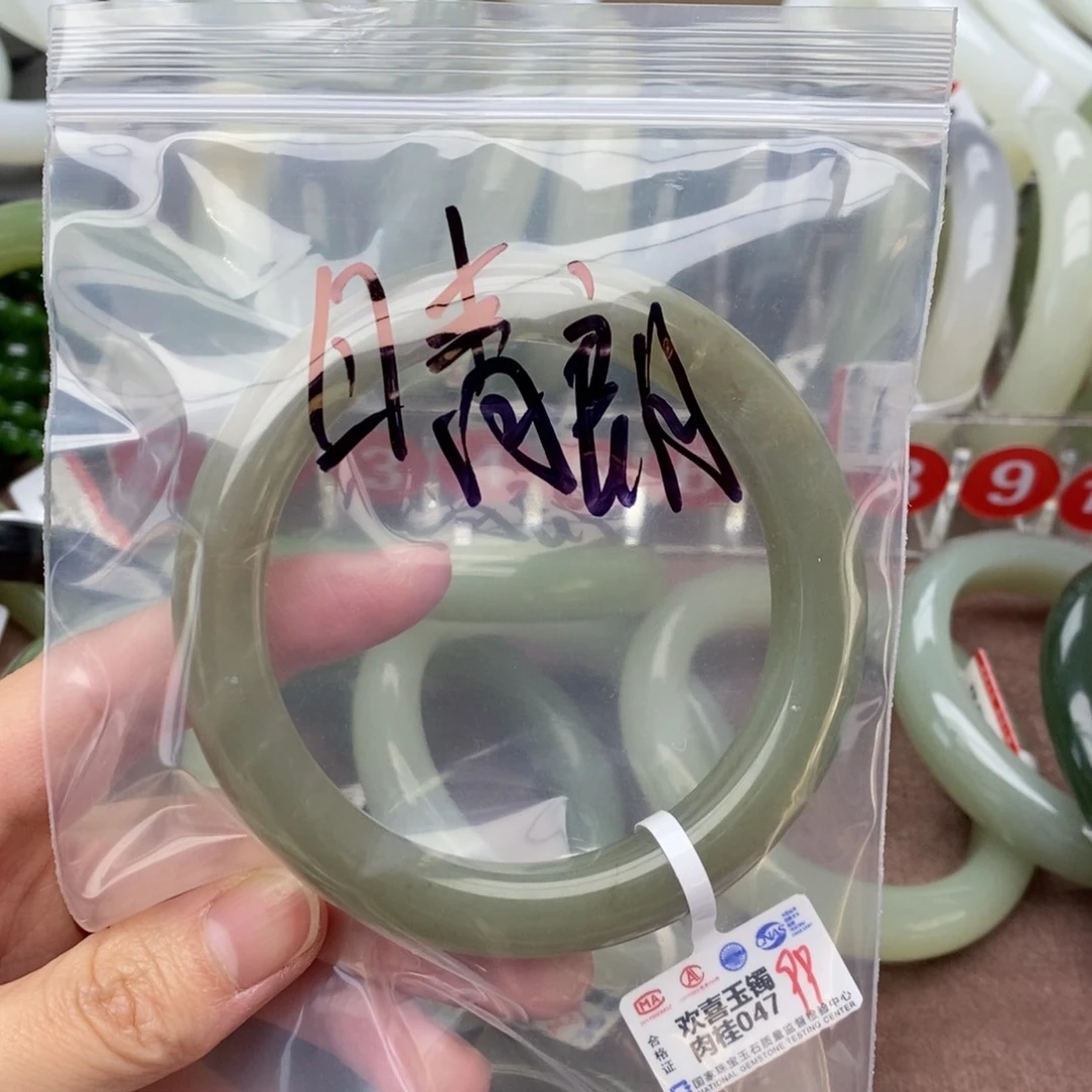 和田玉手镯未镶嵌晴**空