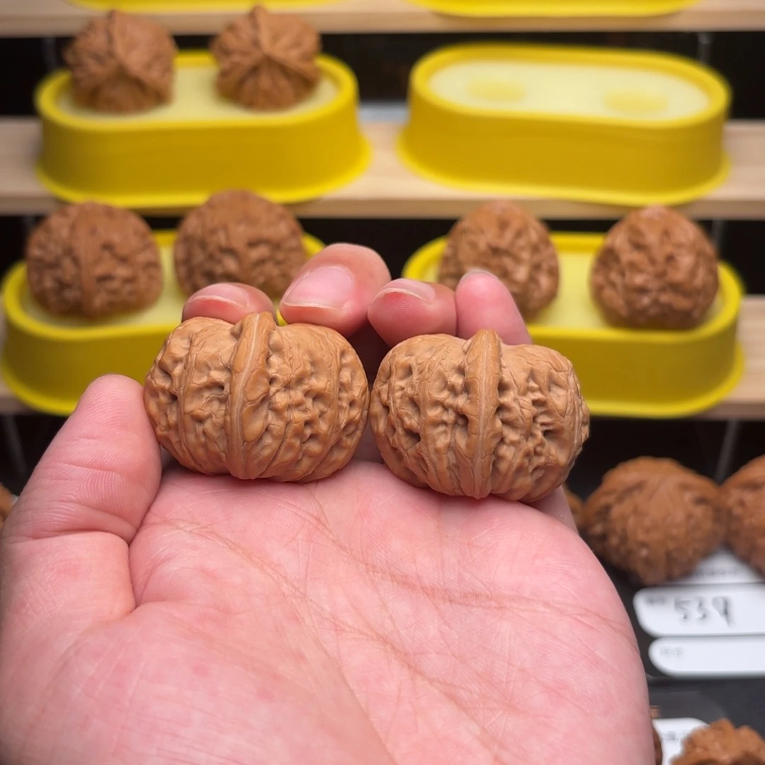 刘***.把件文玩核桃40元宝581