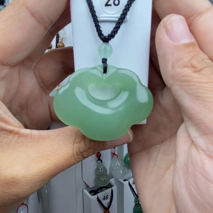 石英质玉未镶嵌颈饰