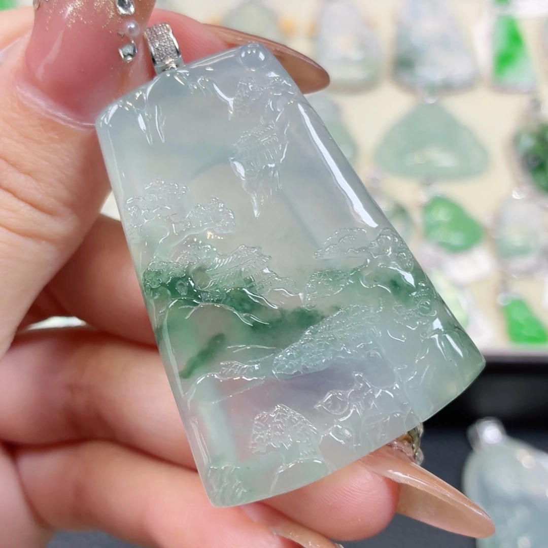 翡翠18K金镶嵌颈饰