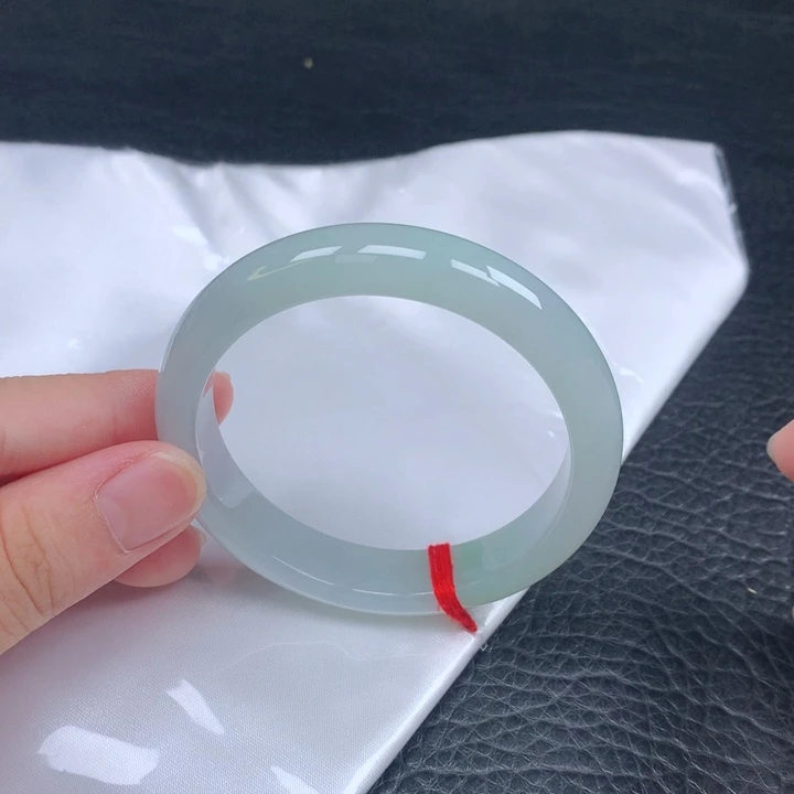 翡翠手镯未镶嵌。