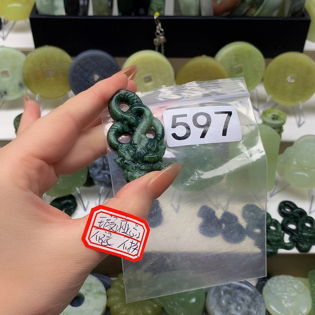 蛇纹石玉颈饰未镶嵌