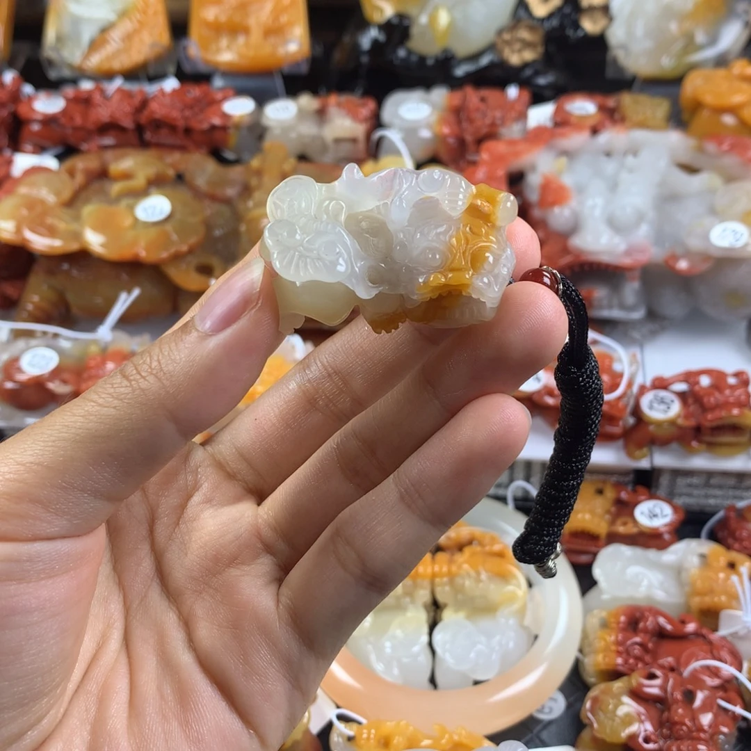 小***数石英质玉（黄龙玉）未镶嵌挂件