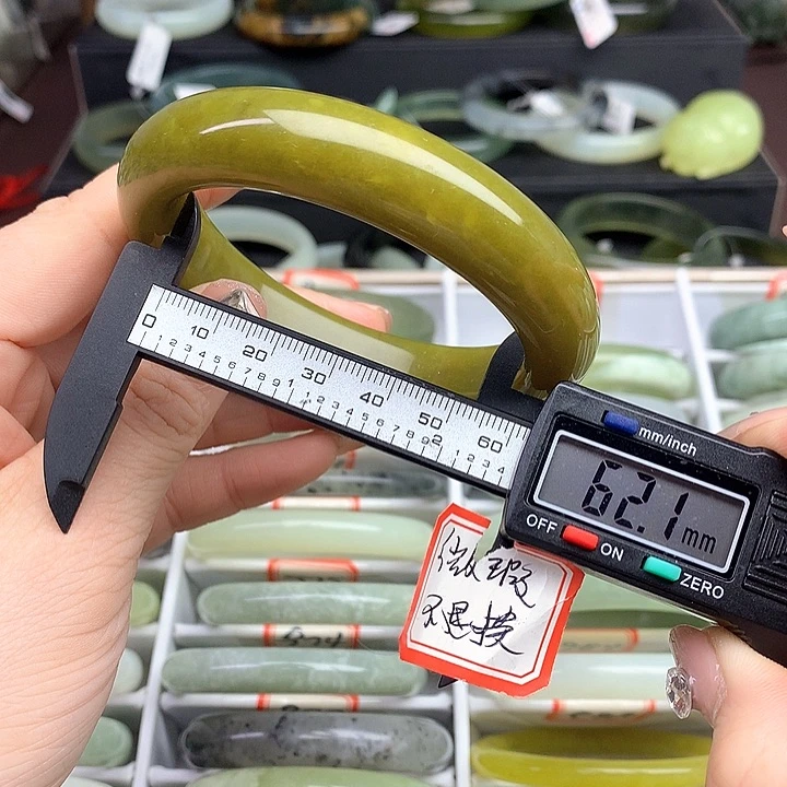 蛇纹石玉手镯未镶嵌990
