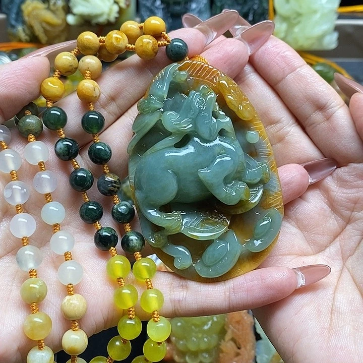 蛇纹石玉颈饰未镶嵌安****朱