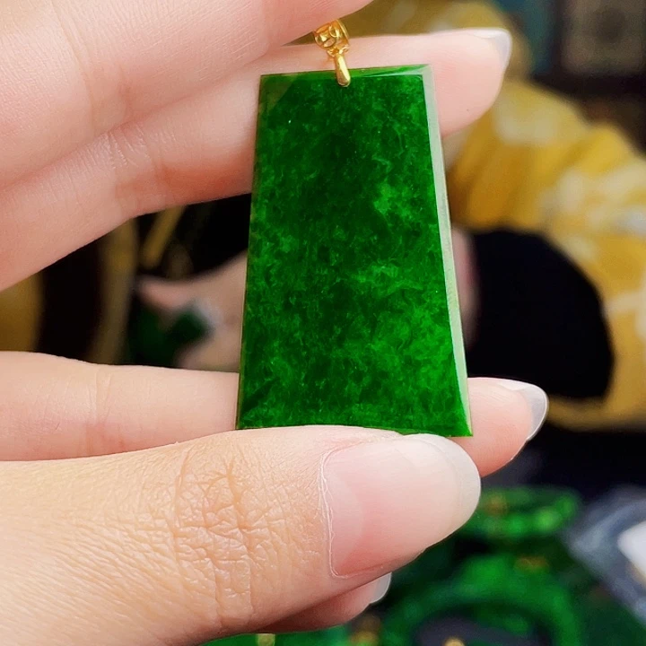 翡翠18K金镶嵌颈饰多样性