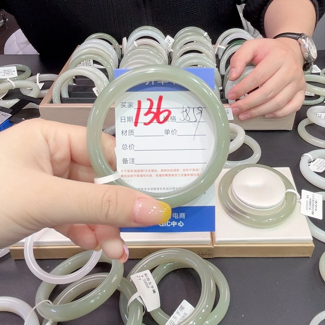 和田玉手镯未镶嵌