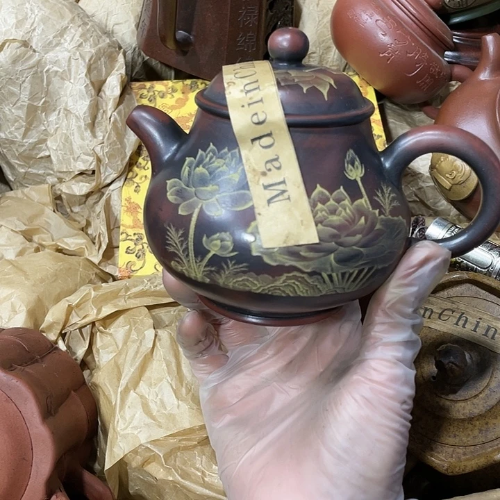 茶壶紫砂矿泥料手工制作的一把紫砂壶。