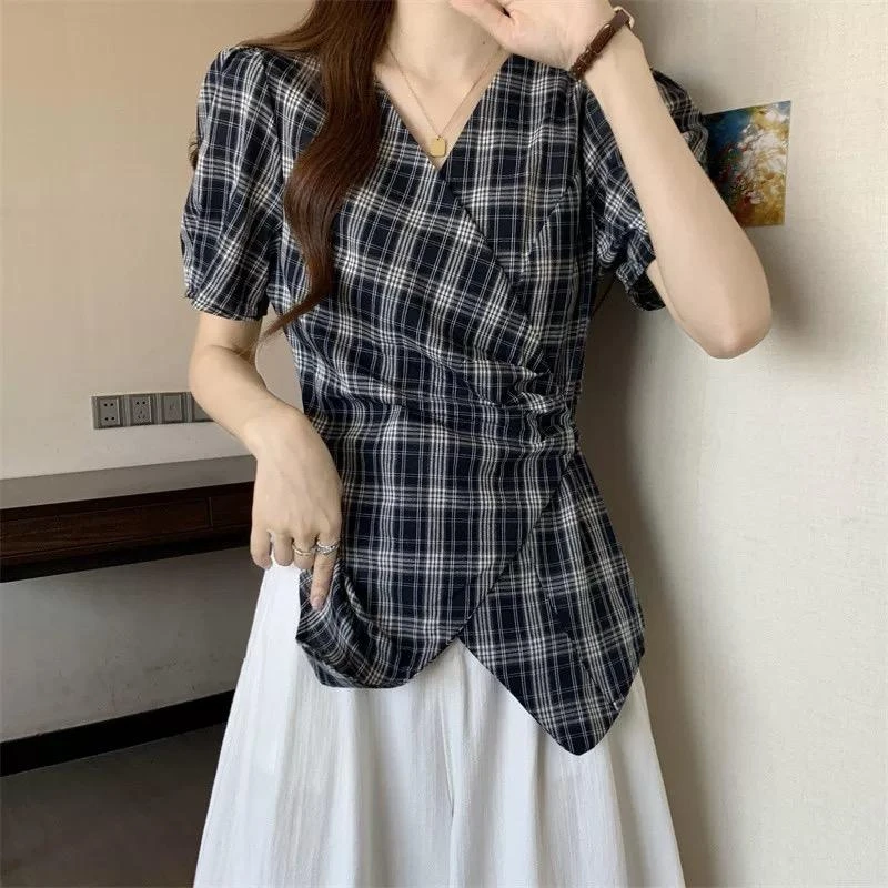 2025夏季新款女装法式V领上衣侧腰系带设计百搭显瘦短袖格纹衬衫