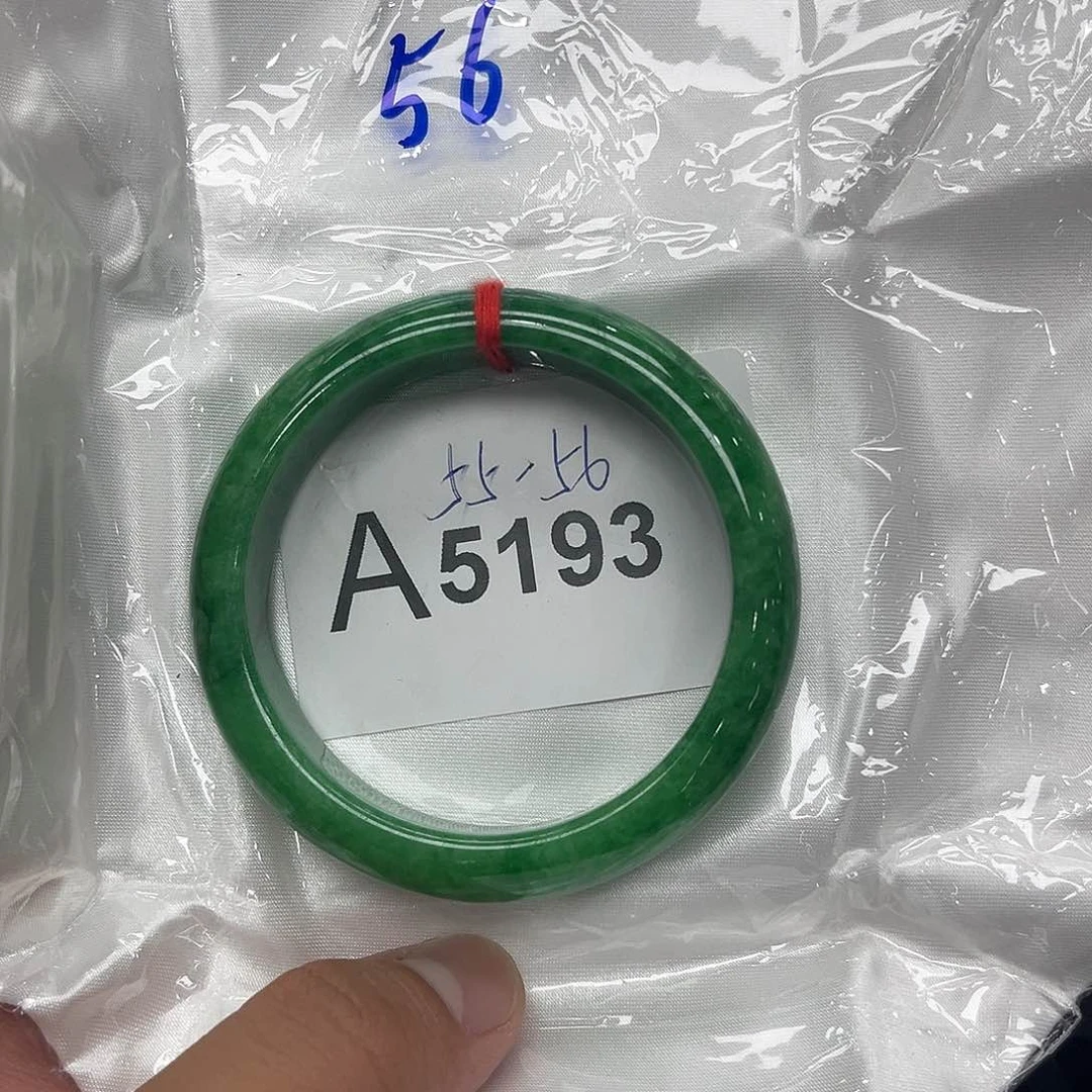 翡翠手镯未镶嵌默认瑕疵