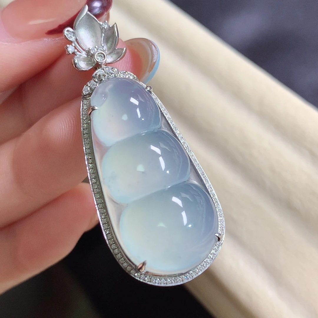 翡翠18K金镶嵌颈饰豆子