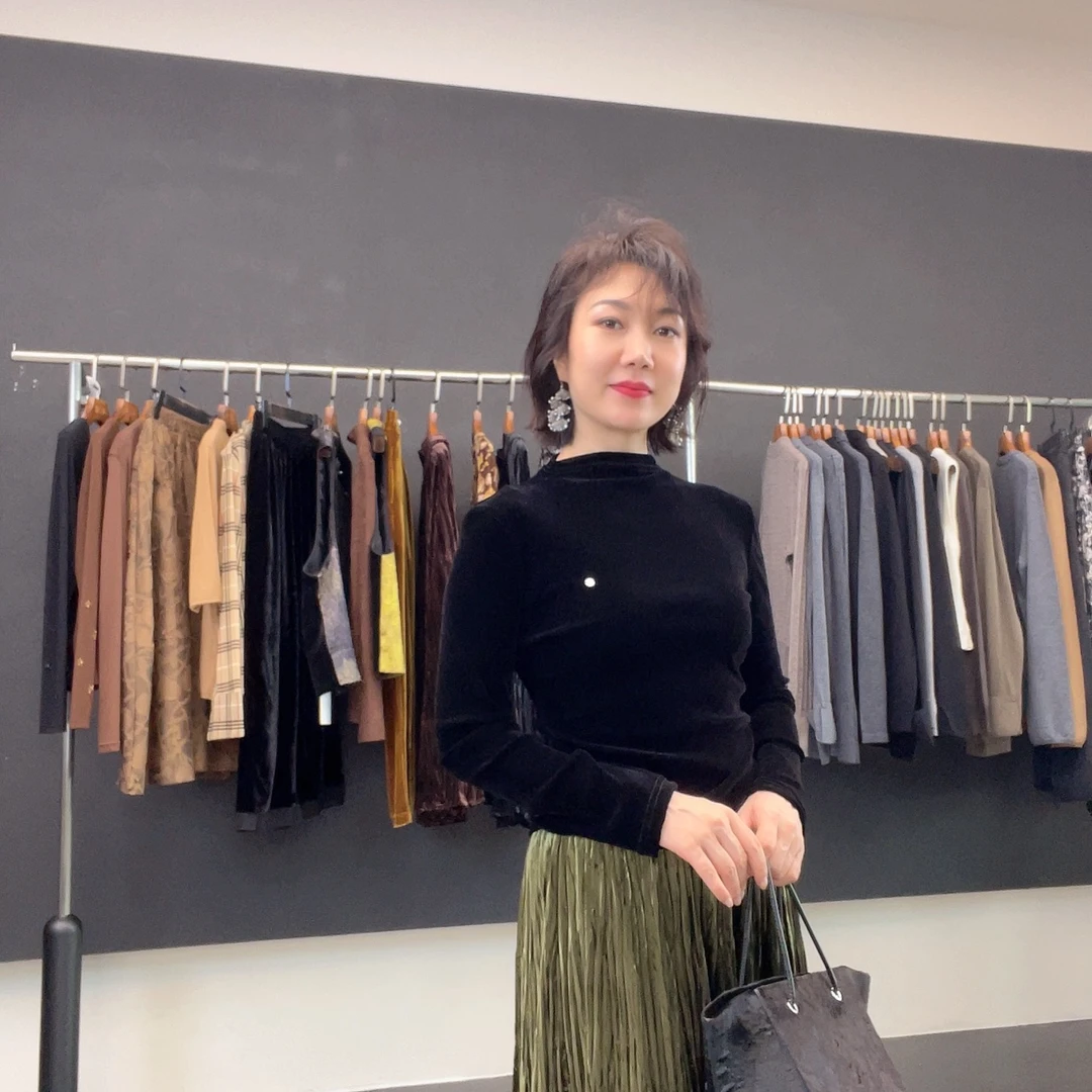 茜茜服饰2025年秋季新款时尚百搭黑色长袖半高领显瘦不起球上衣