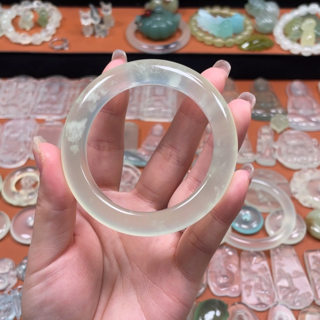 哈***。蛇纹石玉未镶嵌颈饰