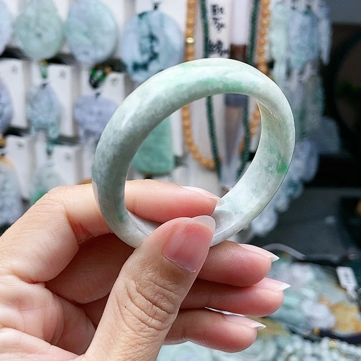 颈饰足铂镶嵌翡翠翡翠