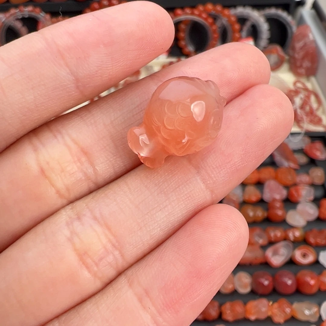 南红玛瑙未镶嵌颈饰嘟嘟鱼