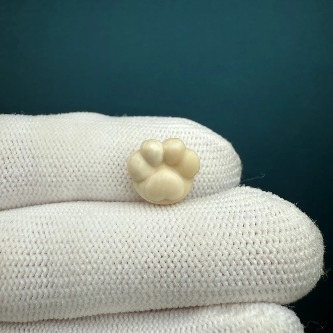 J8699【瑕疵】天然猛犸 雕刻配饰约11.7*10.7mm一物一图假一罚十