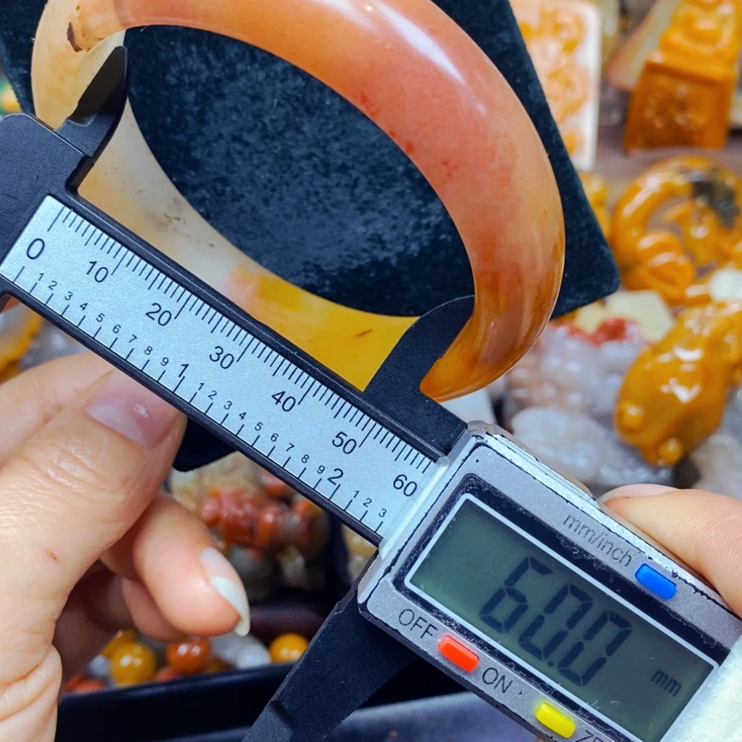 未镶嵌石英质玉（黄龙玉）颈饰