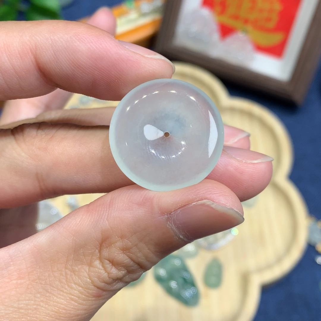 O***a翡翠未镶嵌颈饰平安扣