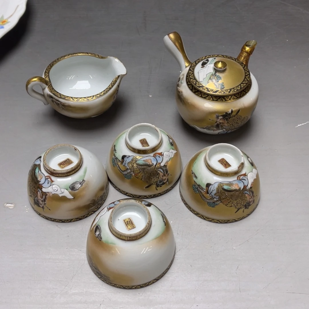 瓷片料****厨密密麻麻地排列着一个大