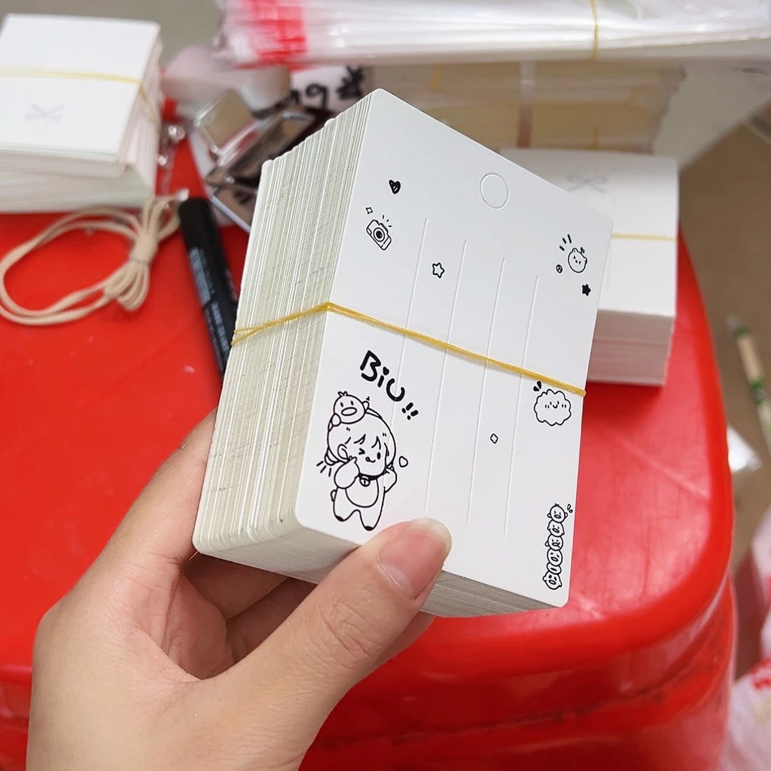 女孩黑白手上那一沓
