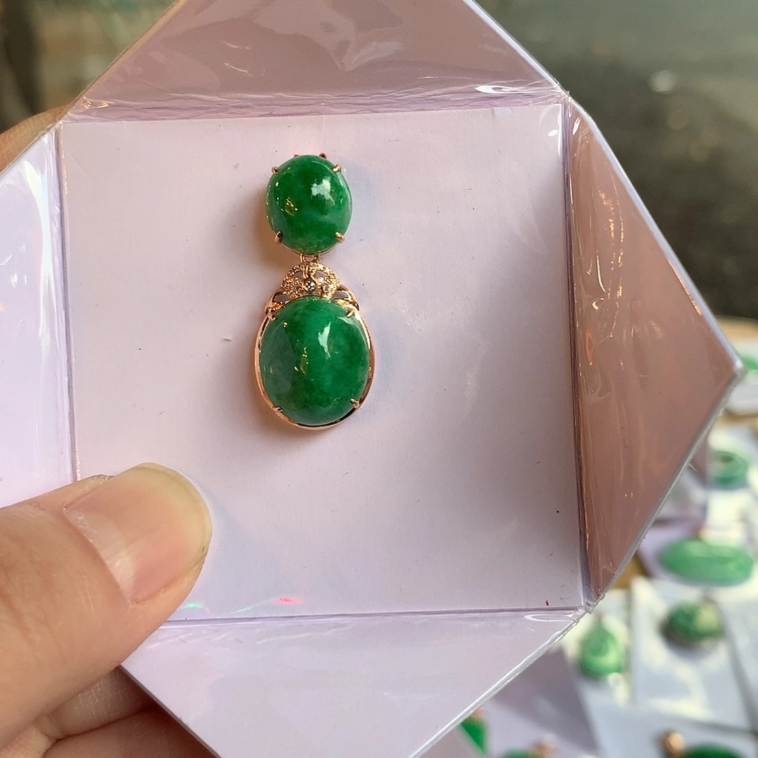 翡翠18K金镶嵌颈饰蛋面