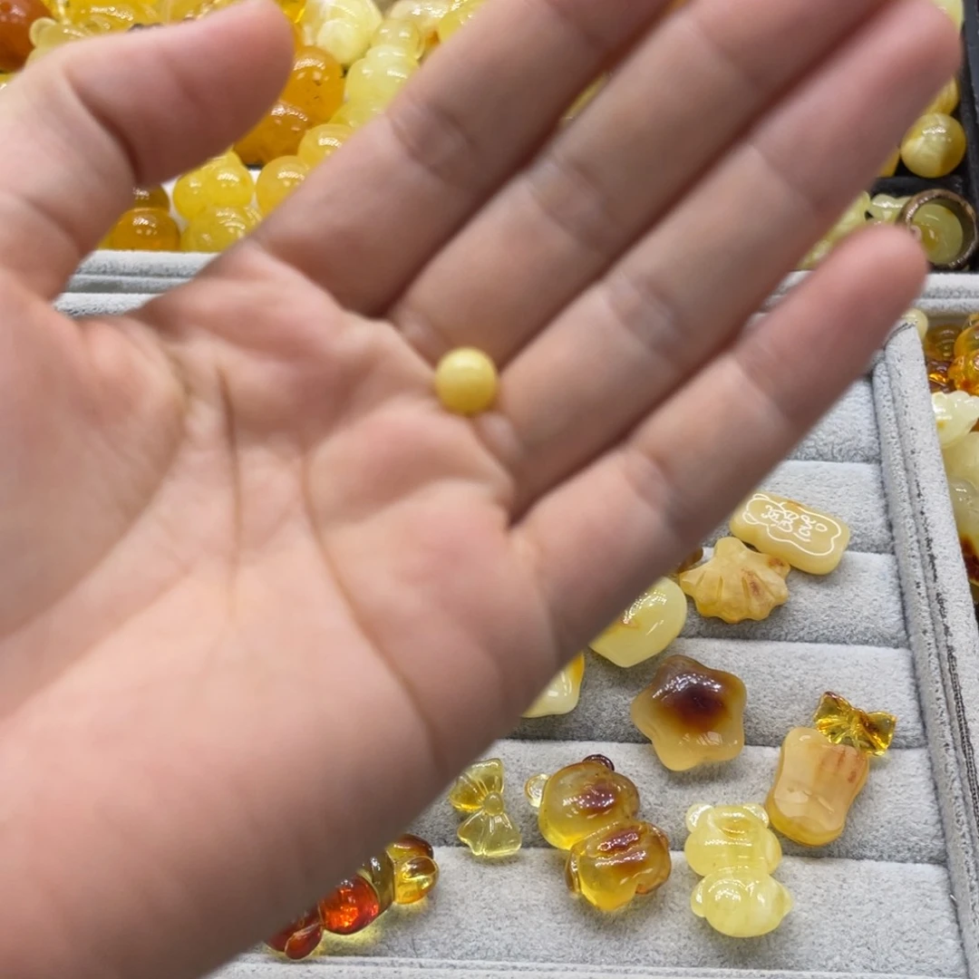 未镶嵌琥珀裸石游*天然琥珀