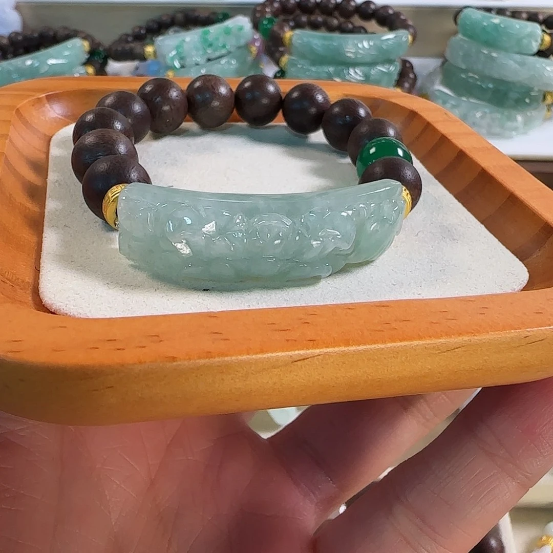 翡翠未镶嵌颈饰冰绿九尾手牌