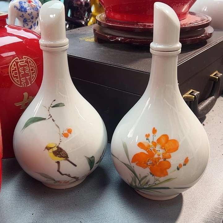 2个1斤装酒瓶白色釉下彩（在直播间）